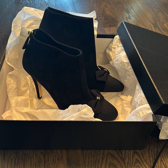 Chanel suede short boots Suede Grosgrain Cap Toe CC Bow Ankle Boots 40 Black NWT - Picture 3 of 13